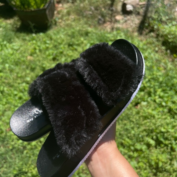 Fur slippers size 7 women’s - Picture 2 of 3